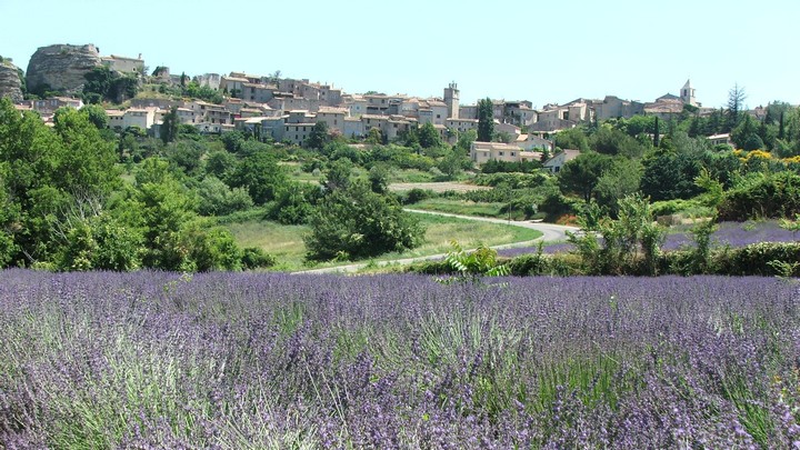 Le rocher de Bellevue à Saignon Le rocher de Bellevue à Saignon © PNRL-Eric Garnier