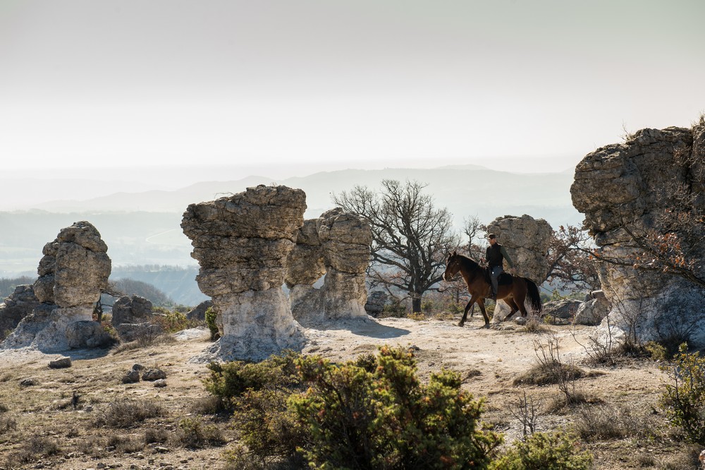 un cavalier et un cheval dans les Mourres à Forcalquier