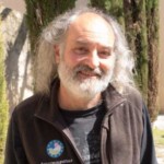 Bruno Adam - Education à l'Environnement et au Territoire Abeille butinant une fleur