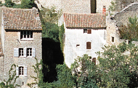 Les maisons anciennes du village de Gordes (photo Hervé Vincent)