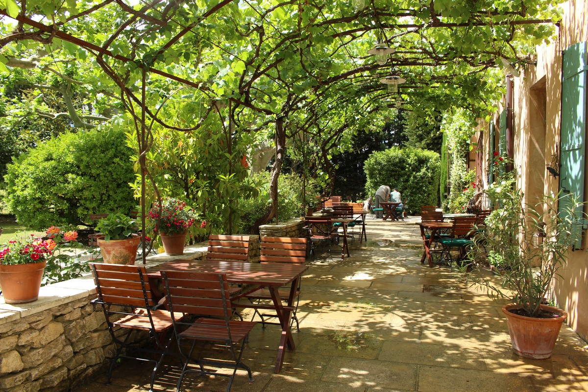 La terrasse de l’hôtel Mas des grès à Lagnes La terrasse de l’hôtel Mas des grès à Lagnes