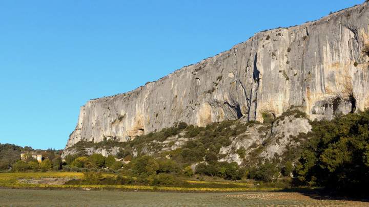 Falaise de la Madeleine à Lioux (photo PNRL - Stéphane Legal)