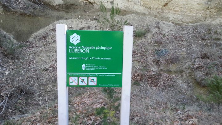 Panneau réglementaire sur un site de la Réserve Naturelle Nationale géologique du Luberon (photo PNRL - Stéphane Legal)