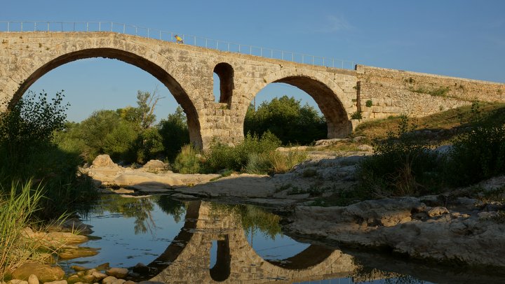 Le Pont Julien (photo PNRL - Stéphane Legal)