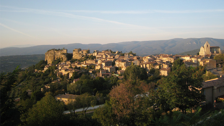 Le village de Saignon au coucher du soleil (photo PNRL - Jérémie Haye)