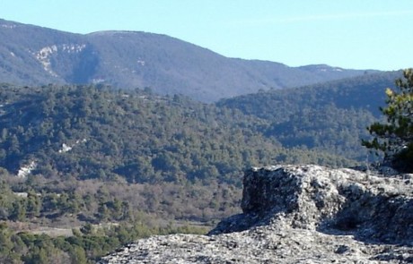 Le Luberon depuis le sentier géologique de Cabrières-d'Aigues (photo PNRL - Stéphane Legal)