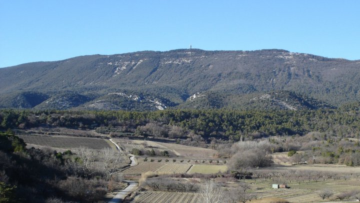Vu sur le flanc sud du Grand Luberon depuis Cabrières-d'Aigues (photo PNRL - Stéphane Legal)
