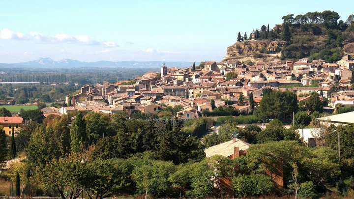 Village de Cadenet dominé par son château (photo AVECC - Hervé Vincent)