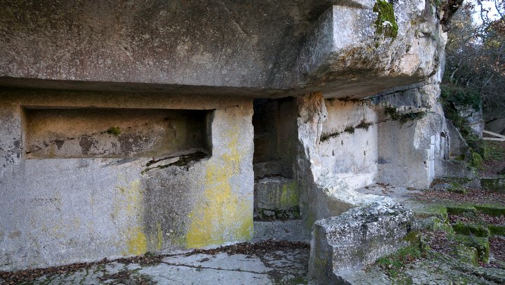 Prieuré de Carluc : aménagements troglodytiques (photo Stéphane Legal)