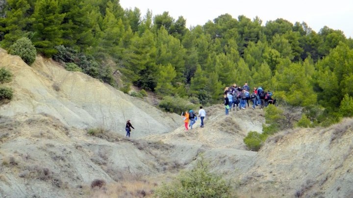 Découverte géologique dans le cadre de "Mon collège en Luberon" (photo PNRL - Stéphane Legal)