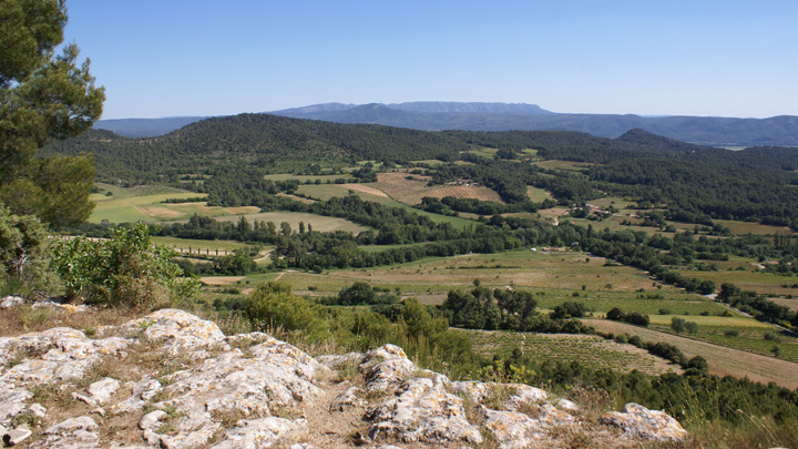 Vue sur la Sainte Victoire depuis la colline St-Julien à la Bastidonne (photo PNRL - Stéphane Legal)