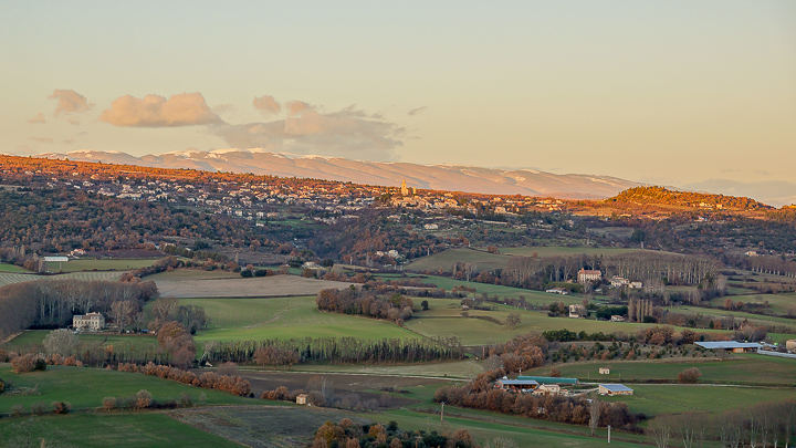 Le village de Reillanne vu depuis Montjustin (photo PNRL - Stéphane Legal)