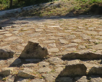Dolmen de l'Ubac à Goult (photo PNRL - Stéphane Legal)