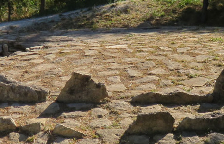 Dolmen de l'Ubac à Goult (photo PNRL - Stéphane Legal)