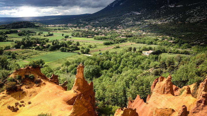 Cheminées de fées aux Colorado provençal de Rustrel (photo PNRL - Patrick Cohen)