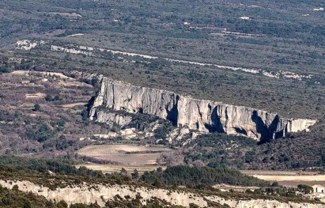 La falaise de la Madeleine à Lioux (photo PNRL - Stéphane Legal)