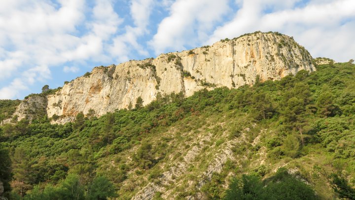 Discordance angulaire de la barre de molasse burdigalienne sur les calcaires hauteriviens (photo PNRL - Stéphane Legal)