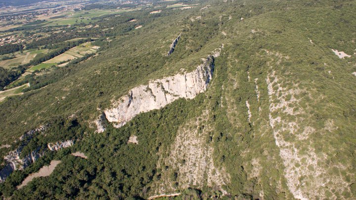 Vue aérienne sur la discordance angulaire de la barre de molasse burdigalienne sur les calcaires hauteriviens (photo PNRL - Stéphane Legal)