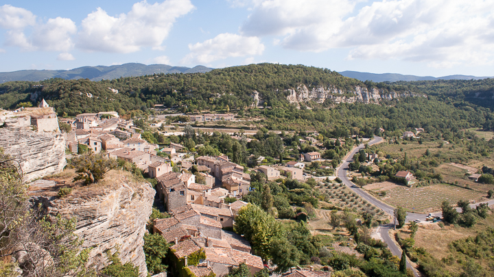 Le Rocher de Saignon, butte témoin du plateau des Claparèdes (photo PNRL - Stéphane Legal)