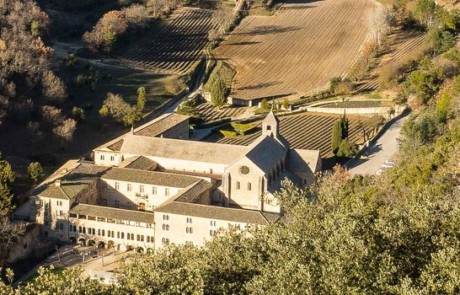 Abbaye et fossé de Sénanque (photo PNRL - Stéphane Legal)