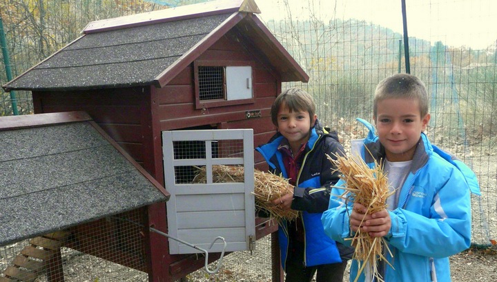 Apport de la paille© Ecole d'Ansouis