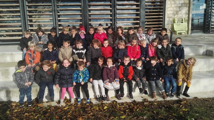 Les enfants Les élèves lors de la plantation de l'olivier
