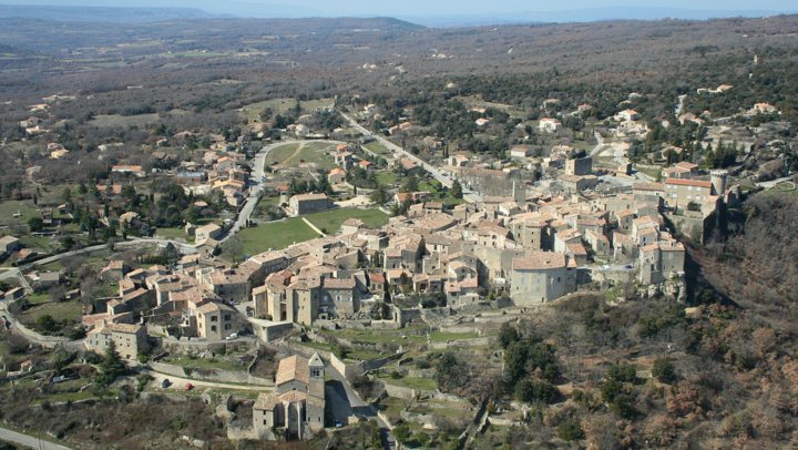 Vue sur le village de Viens (photo PNRL - Jérôme Brichard)