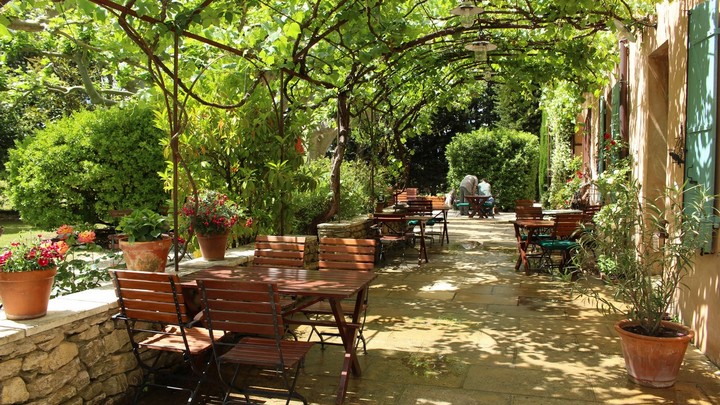 patio_hotel_le_mas_des_gres_c_lea_samson La terrasse de l’hôtel Mas des grès à Lagnes © PNRL - Léa Samson