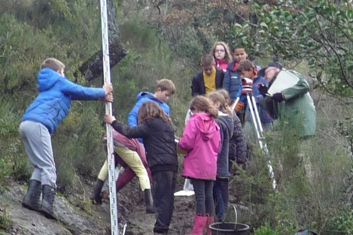 Élèves en activité lors d'un séjour Traces du passé - (c) Claude Lopez