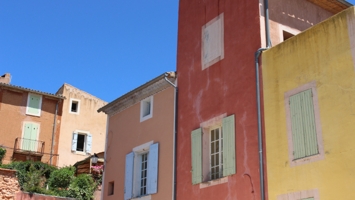 Façades de maisons à Roussillon