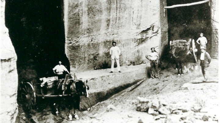 Ouvriers ocriers devant les galeries des mines de Bruoux, Gargas (années 1920).
