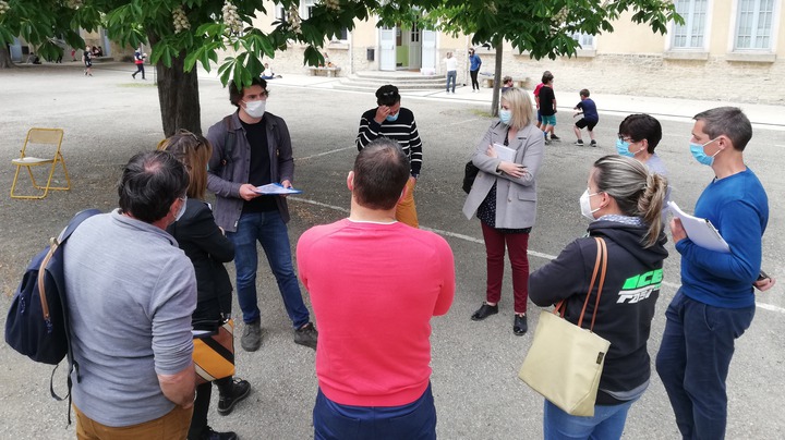 Visite d'une cours d'école avec les acteurs (photo PNRL)