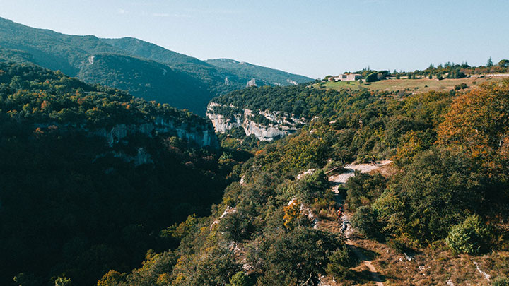 Le vallon de l'Aiguebrun, le fort médiéval et le château Renaissance font de Buoux un lieu de visites variées (photo : Julien Abellan)
