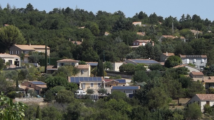 Photovoltaïque en toiture dans le Luberon (photo PNRL)