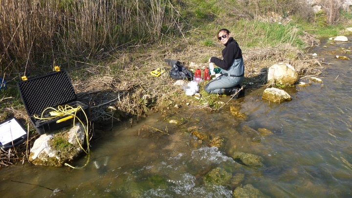 Prélèvement d'eau dans le Calavon-Coulon (photo PNRL)