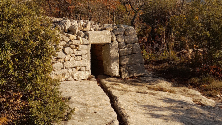 Sentier des aiguiers, Saint-Saturnin-les-Apt (Eric-Garnier-PNR-Luberon)