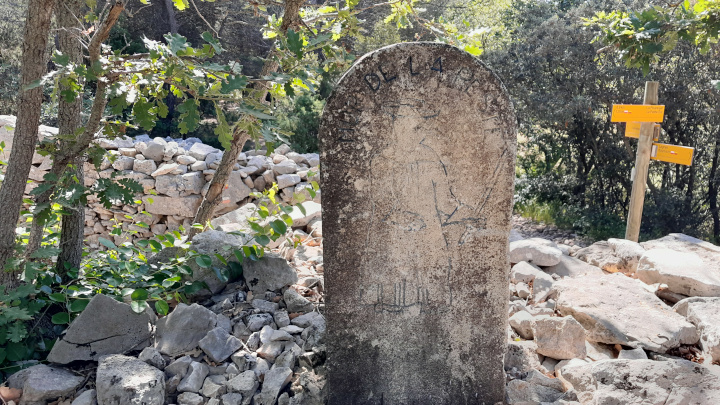 Mur de la peste, Cabrieres d-Avignon (Eric-Garnier-PNR-Luberon)