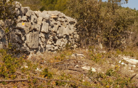 Mur de la peste, Cabrieres d-Avignon (Eric-Garnier-PNR-Luberon)