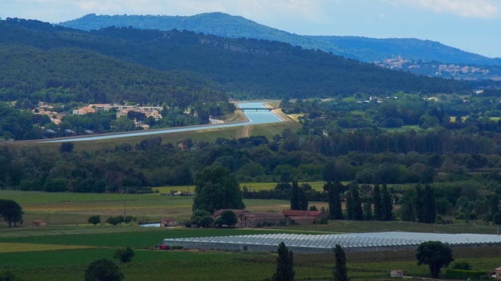 Canal de Cadenet, permettant l’hydroélectricité (photo PNRL-Emma Brosson)