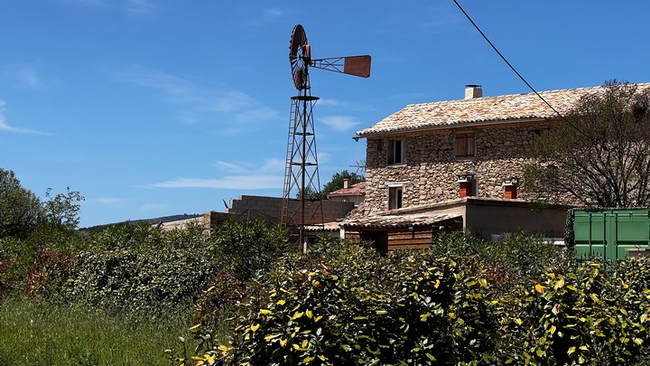 Éolienne domestique à Cucuron (photo PNRL-Emma Brosson)