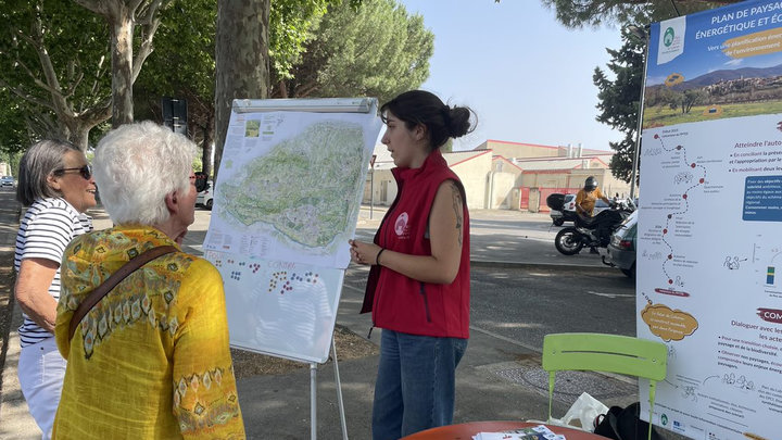 Stand PPTEE au marché de Cavaillon (photo PNRL-Luana Le Stir)