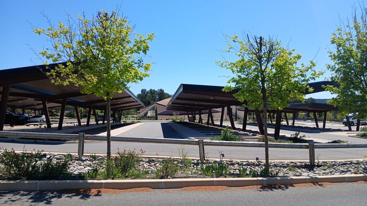 Ombrières sur un parking (photo PNRL-Françoise Delville)