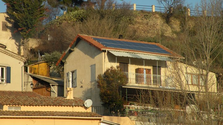 Solaire sur une toiture (photo PNRL-Françoise Delville)