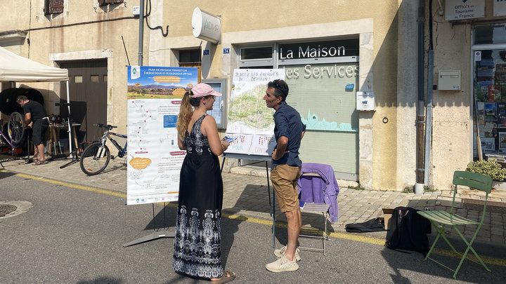 Stand PPTEE au marché de Banon le 15 juillet 2025 (photo PNRL-Emma Brosson)