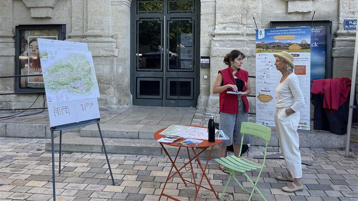 Stand PPTEE au marché de Forcalquier le 7 juillet 2025 (photo PNRL-Luana Le Stir)