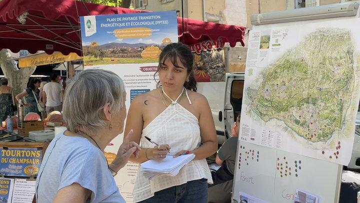 Stand PPTEE au marché de Pertuis le 20 juin 2025 (photo PNRL-Luana Le Stir)