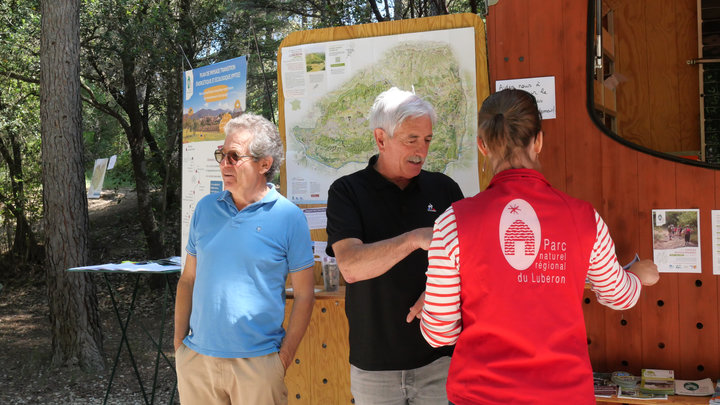 Stand PPTEE à Villelaure pour la Journée du développement durable (photo PNRL-Luana Le Stir)