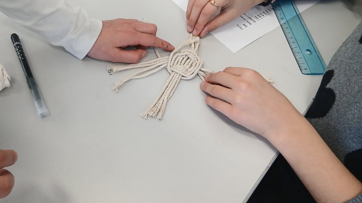 Un atelier scolaire pour le projet « Géoparcs en toutes lettres » Un atelier scolaire pour le projet "Géoparcs en toutes lettres" (photo école de Cadenet)